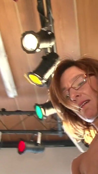 Milf mit rasierter muschi hat spaß alleine beim filmen - 1
