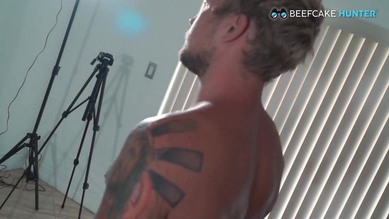 Beefcake Hunter: Ben buší do kundičky svého prvního muže