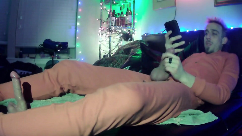 Sexy possum: Top se zbláznil a zkouší širokou škálu dilda v jeho vlastní dírě...