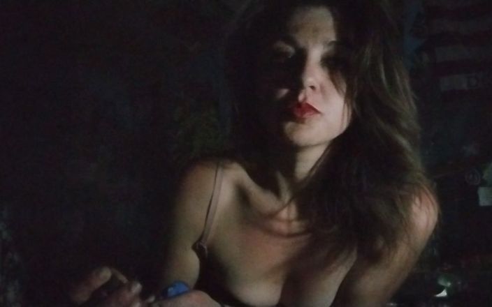 Freakshowsuckerr: 소파에서 노는 아름다운 갈색 머리