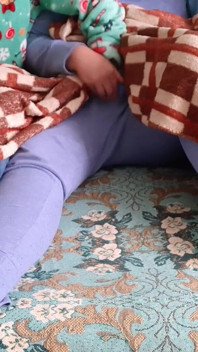Üçümüz bir televizyon dizisi izlerken kız arkadaşımın üvey kız kardeşi beni mastürbasyon yapıyor