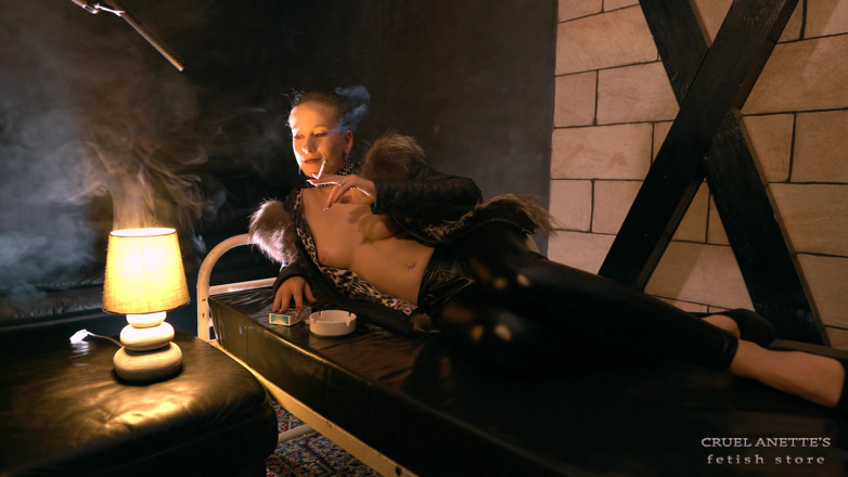 Cruel Anettes fetish world: Nella sala fredda si fuma