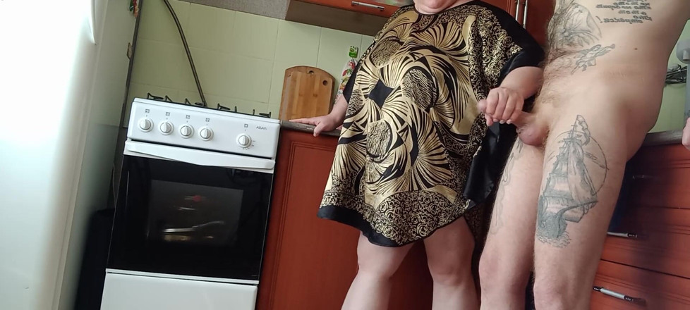 Zona901: Matură sexy îmi masturbează pula înainte de prânz