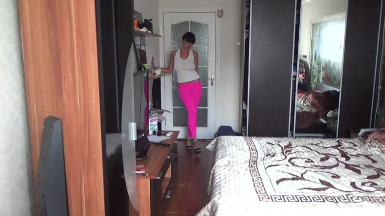 Sexy Milf: Kate sexy cammina in pantaloni da yoga tacchi alti e...