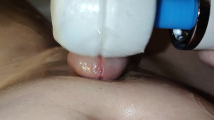 Big Daddy Dommmm: Zbliżenie się z różdżką hitachi wibruje spermą z mojego penisa...