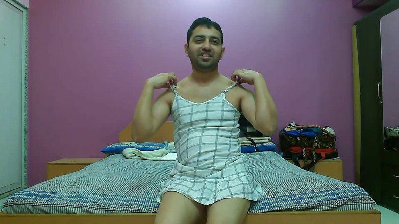 Cute & Nude Crossdresser: Seksowna maminsynek crossdresser femboy Sweet Lollipop w krótkiej nocy.