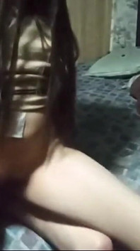 我的女友是一个非常美味放荡的女孩，我的父母让我带她上课，但我们最终做爱了。