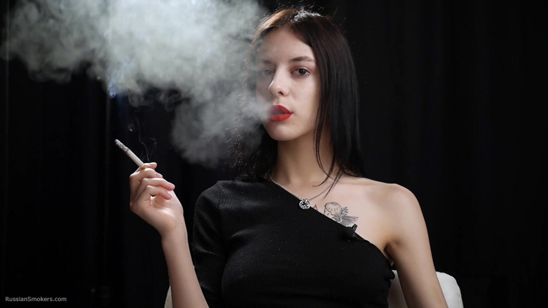 Russian Smokers: 苗条的小妞正在抽两个红发女郎