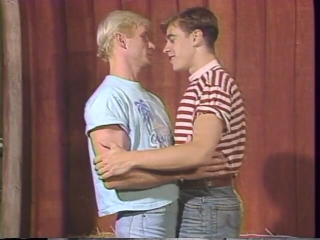 Gays Case: Горячая блондинка занимается страстным гей-сексом со своим партнером