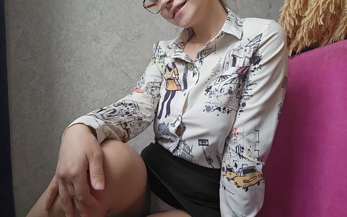 Stacy_via: Secretária russa se masturba para seu chefe
