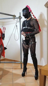 Götte paspaslı kadın kılıklı Katrynin kamera arkası