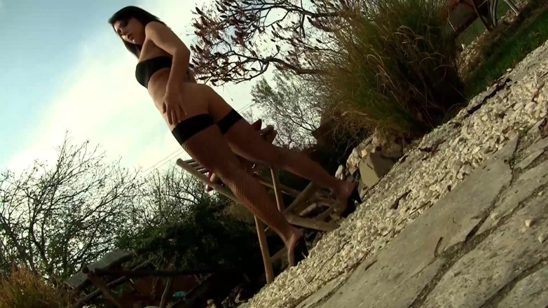 Backdoor Films: O brunetă drăguță forată în gaura ei de cur