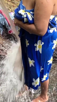Une Sri-lankaise naturelle se baigne