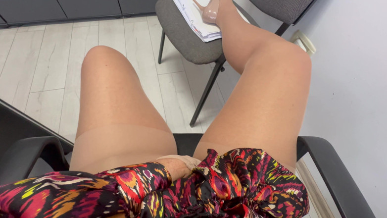 Step Mommy: Mama vitregă sexy elegantă își expune picioarele sexy în tocuri înalte în aer liber și își...