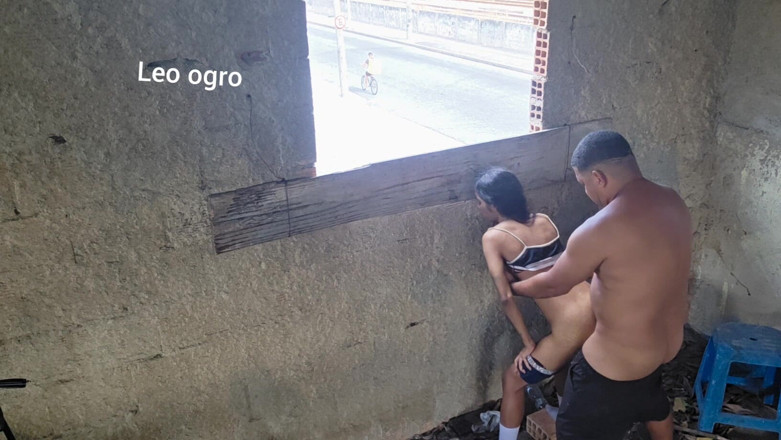 Bebes vagabundas: Młoda dziewczyna lubi patrzeć na ulicę