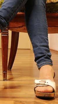 Bungelende verleiding - espadrilles & houten sandalen voetenspel