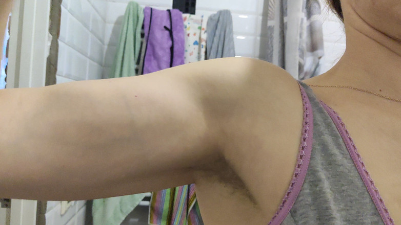 Risky Hairy Couple: I muscoli della grande donna che si flette