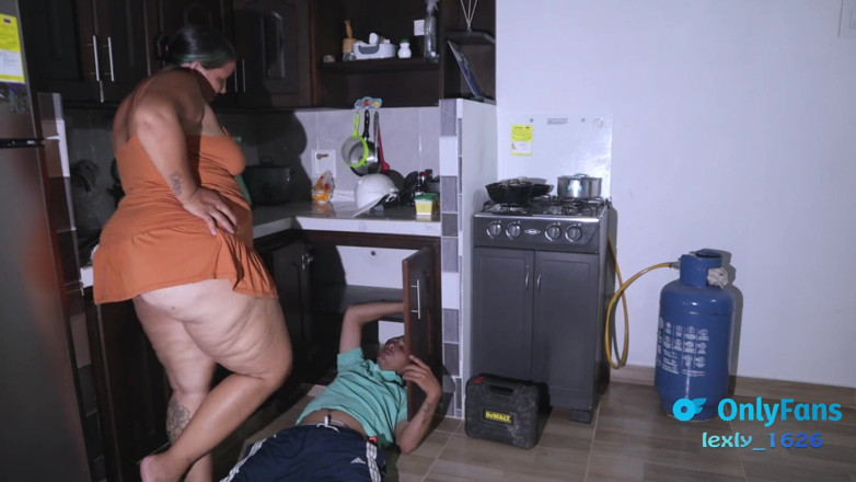Lexly_16: Hete echtgenoot heeft seks met loodgieter om hem te betalen