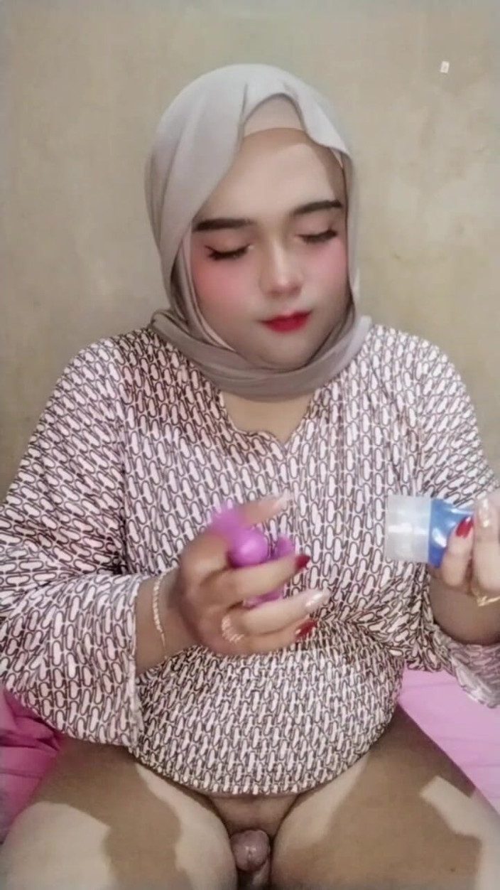 Ivvy Crossdresser: Ivvy Crossdresser Hijab Feels Horny After a Month. Then She...