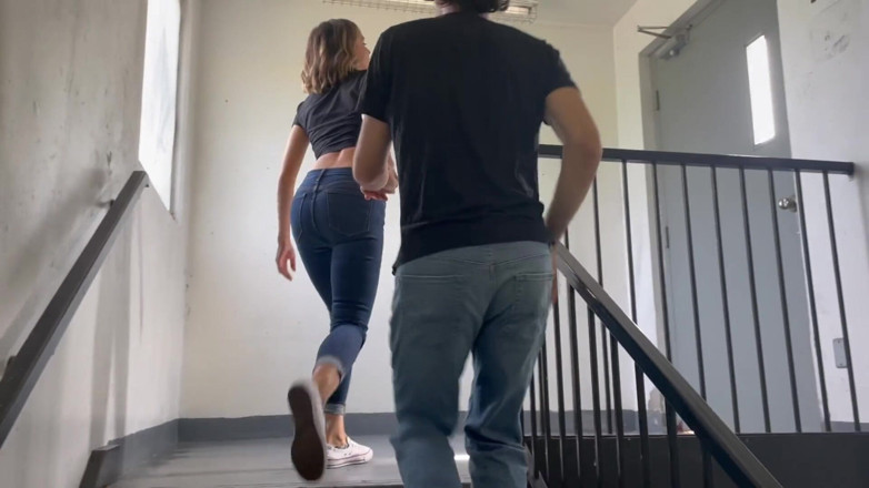 Serenity Cox: Ehefrau bekommt creampie im treppenhaus, während ehemann filmt und zuschaut