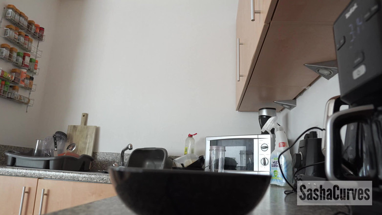 Sasha Curves: Giantess Step-mom