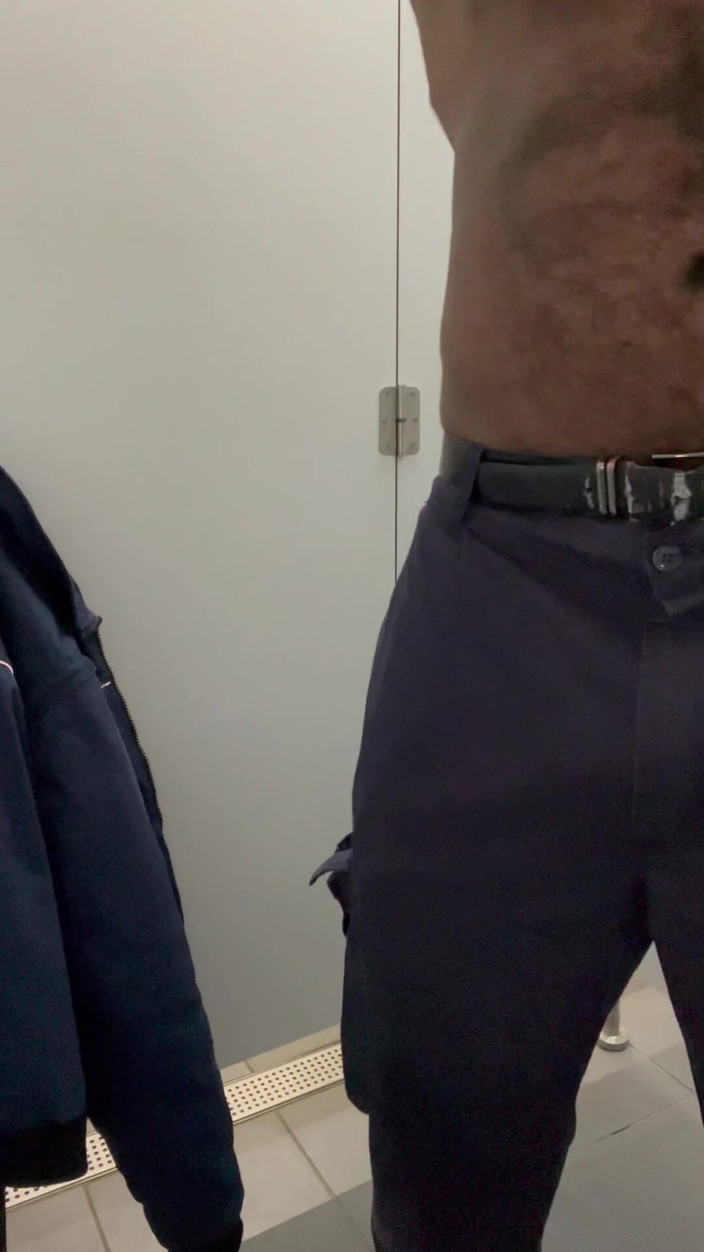 Wesley Fudedor: Segurança Goza No Seu Uniforme De Trabalho Em Um Banheiro...