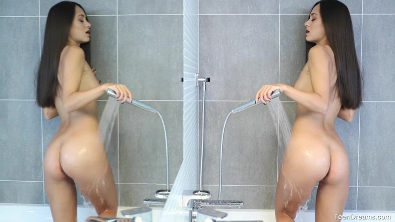 Teen Dreams: Shrima Malati yatak için banyoda hepsini çıkarıyor