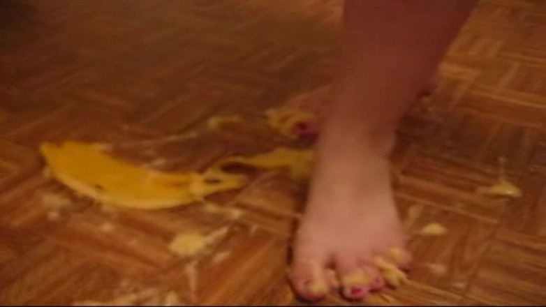Sexy Amateurz: Menghancurkan kaki untuk pisang