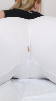 Quần legging trắng ướt át