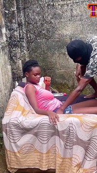 Gadis remaja kulit hitam dan kontol besar kulit hitam dientot habis-habisan sama kontol besar pria kulit hitam di luar ruangan di afrika