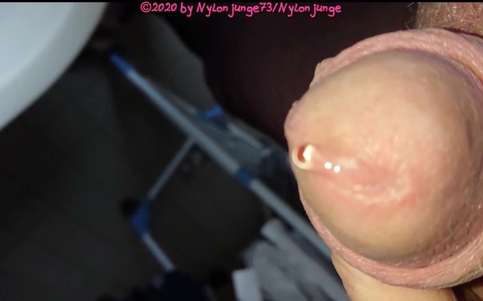 Carmen_Nylonjunge: Café : pleine la vessie le matin