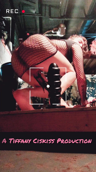 Tiffany Ciskiss: Enorme inserimento anale nel culo effeminato del travestito effeminato Tiffany...