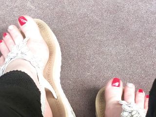Goddess Misha Goldy: Sandály škádlí venku s červenými nehty a vlajícími se prsty