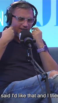 Naolejovaná Latinoameričanka s krásnými kozami Kataleya Ross Naskočí do vibrátorového stroje, dokud se neudělá! Juan Bustos Podcast