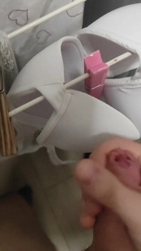 Så mycket sperma på min styvmamma bh