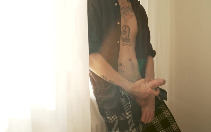CedricDickery: Un mec tatoué caresse son énorme bite après les cours de...