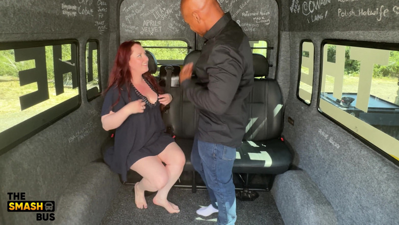 Smash bus: Sportif Iri Güzel Kadın Smash Otobüste Esnetiliyor Ve Sikiliyor