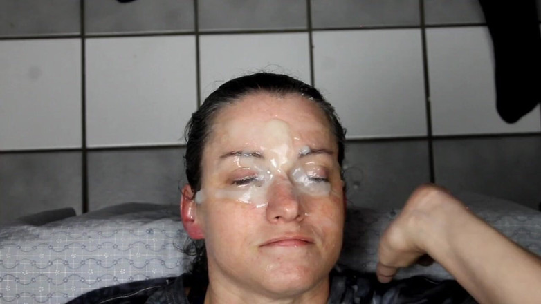 Dirty Dees: La porca dees si fa scaricare la faccia in un...