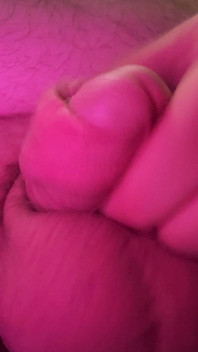 Masturbándose mi pollito en el váter