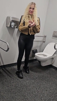 Explosion de pisse dans des toilettes publiques