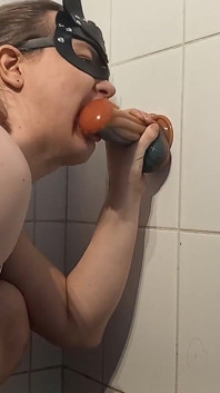 Sissy succhia il cazzo di Monter e assaggia il culo