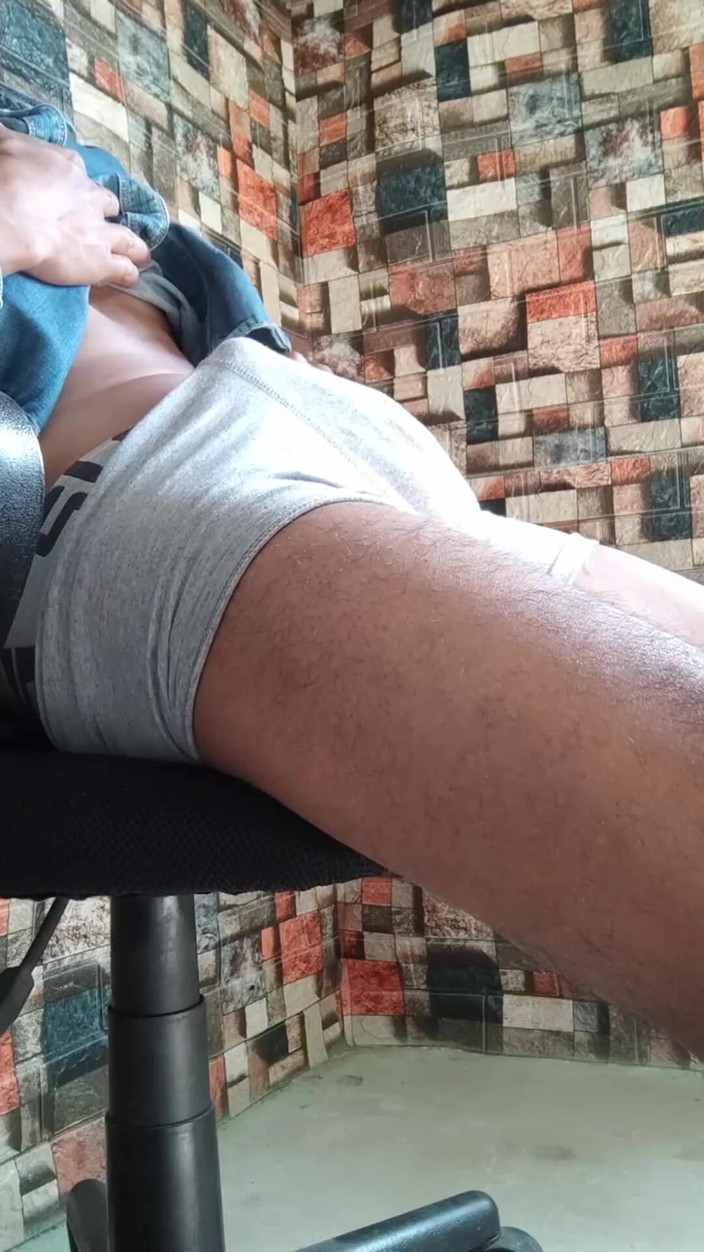 Hornyboy2058: Cara quente em boxeadores gemendo alto e acariciando seu pau...