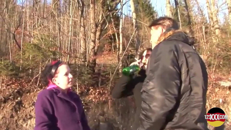 123XXX - Fucked Amateurs in Germany!: 彼は二人の女の子を連れてきて、フェラとセックスをした