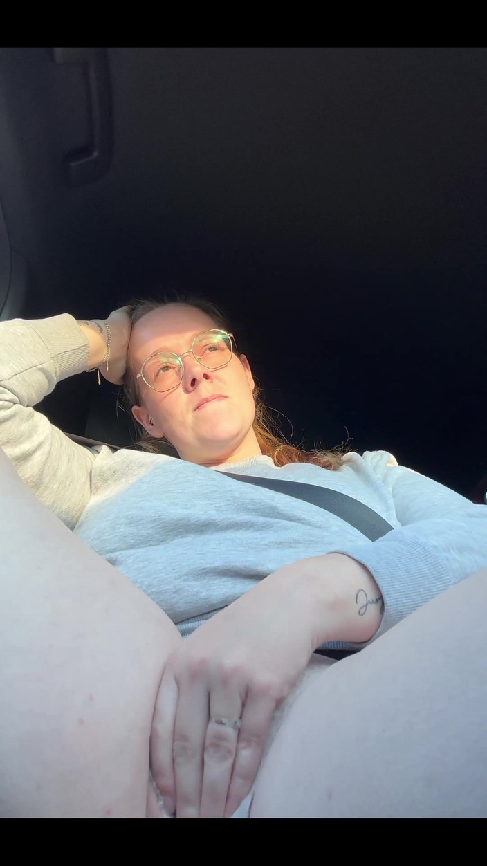 Naughty Mila: Byla jsem tak nadržená v našem autě