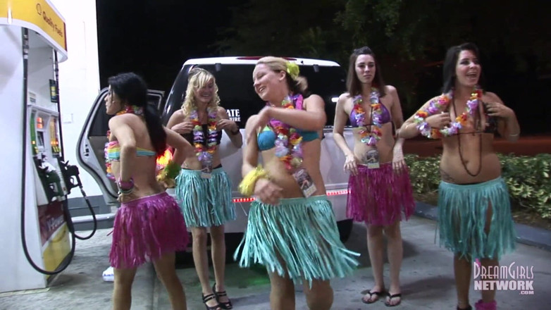 Dream Girls: Party flickor klädda för Luau blir nakna i limo