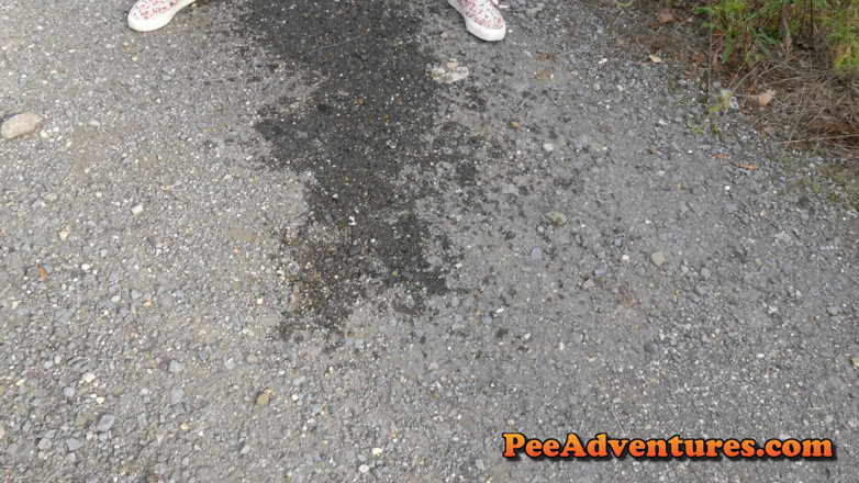Pee Adventures: Fette blondine mit limonade und pisse im stehen - 4K