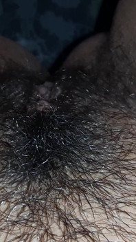 Îi mănânc pizda foarte păroasă și o aduc rapid la orgasm