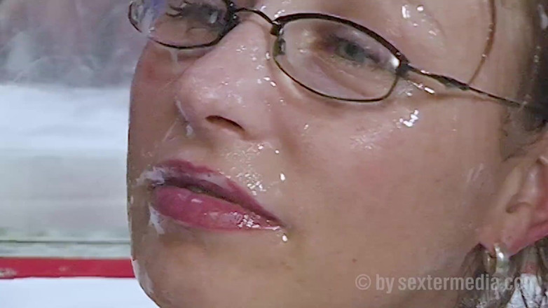 Sextermedia by Pete: สาวผมบลอนด์มือสมัครเล่นโดนแตกคาหน้าแบบ bukkake