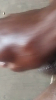 Mám černého ptáka a poskakuji. Můj penis nahoru a dolů.