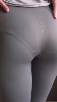 Fit milf provoca líneas visibles de bragas en medias